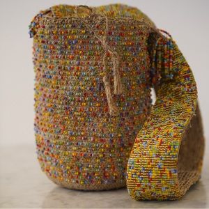 Mochila fique estilo arhuaco bordada a mano con chaquira checa